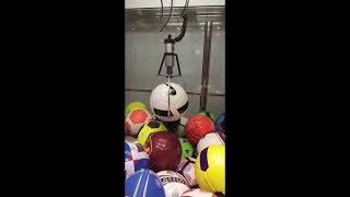 WINNING A BALL FROM THE CLAW MACHINE!! screenshot 2