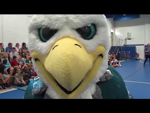 Philadelphia Eagles Mascot Swoop Stops at Friends School Mullica Hill | SNJ Today News