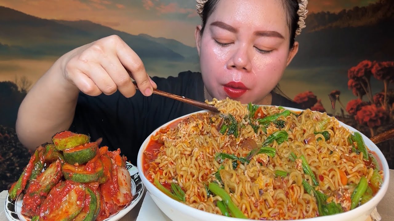PEDAS GURIH MIE INDOMIE BANGLADESE PEDAS PLUS KIMCHI TIMUN SAWI MUKBANG 