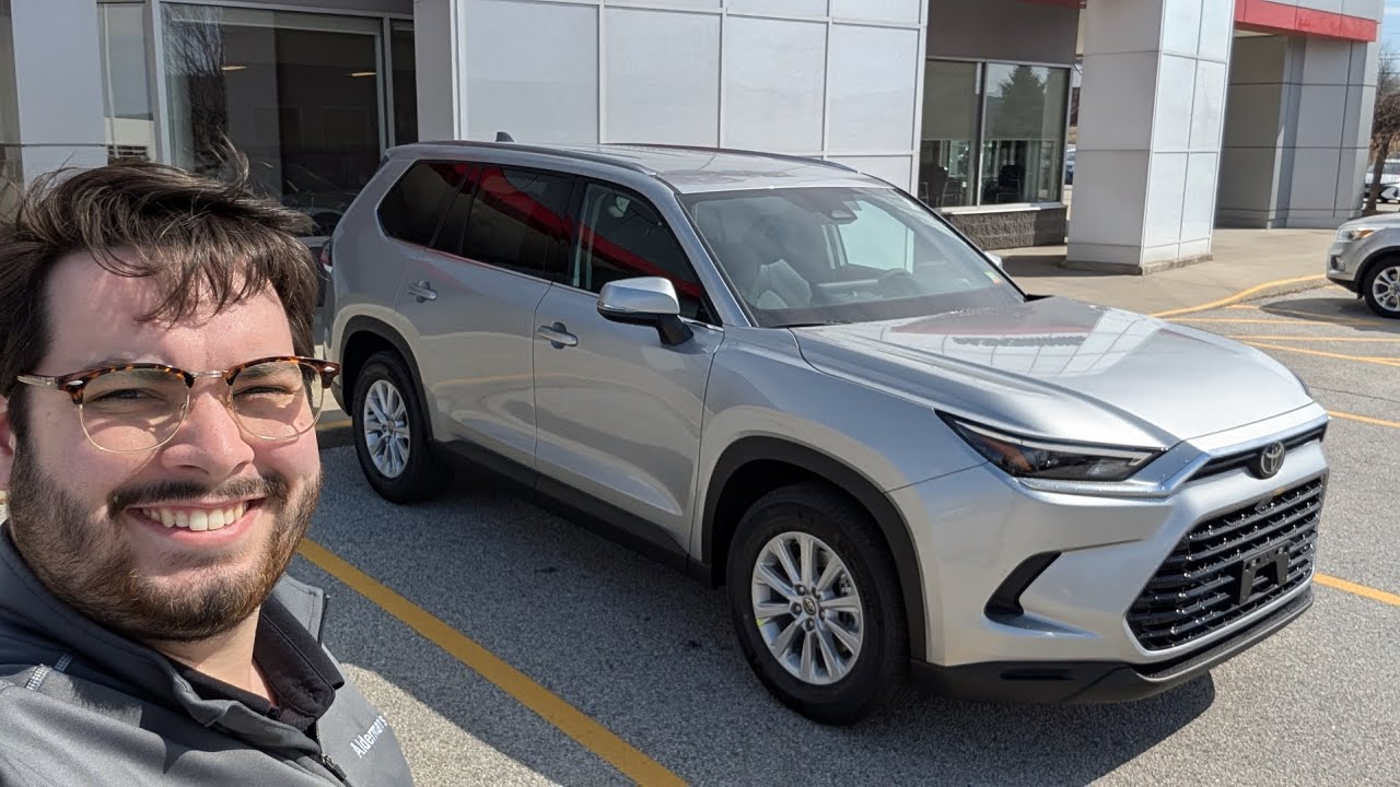 Toyota Grand Highlander XLE AWD 2025 года в цвете Celestial Silver Metallic