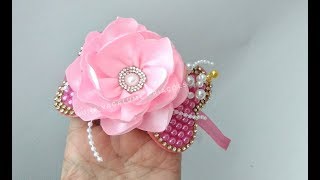 TIARA COM APLIQUE DE PEROLAS E ROSA BRANCA