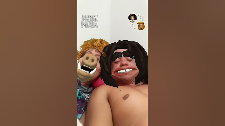 Pai e filha brincando .