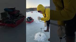岩洞湖氷上ワカサギ釣りをお楽しみください!手動ドリルで穴あけ#shorts #原生林の熊工房