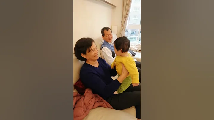 外公外婆玩孙子-1 5M21D - 天天要闻