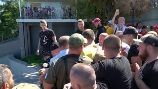 Украинские активисты оттеснили депутата от ОПЗЖ, пришедшего попиариться на Вышиванковый фестиваль