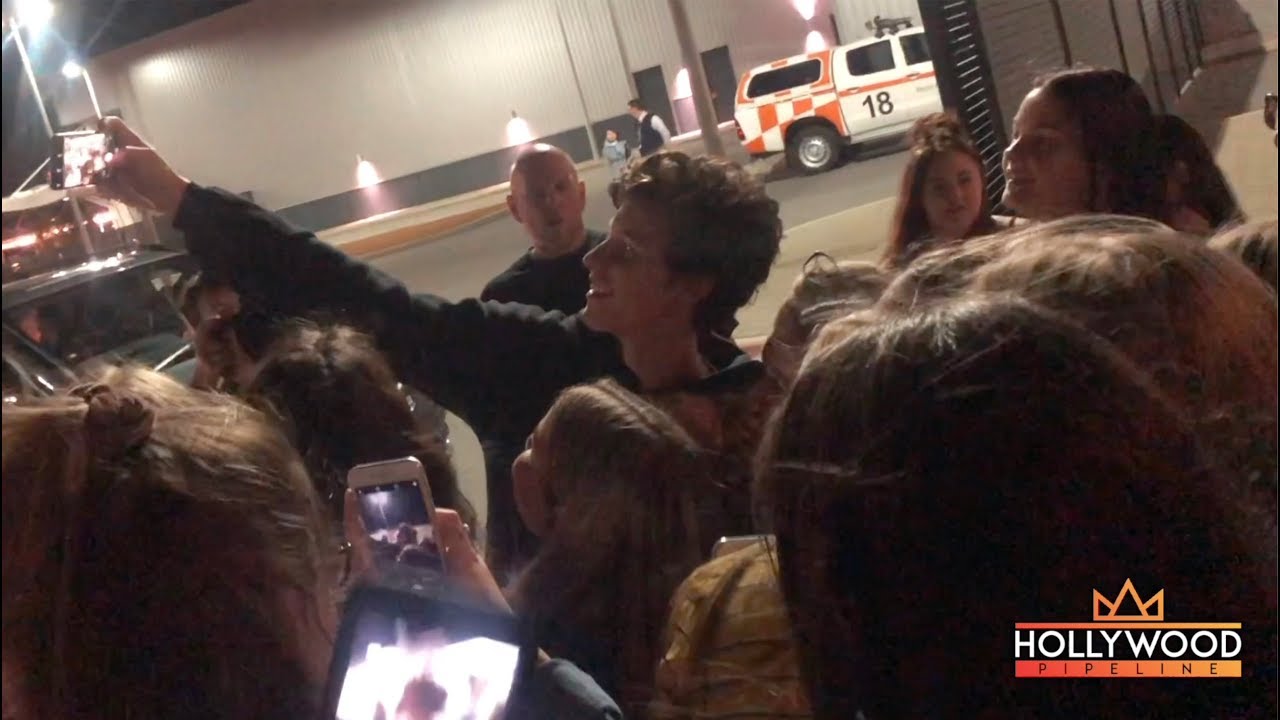 Shawn Mendes Arrives For His Tour in Perth, Australia YouTube