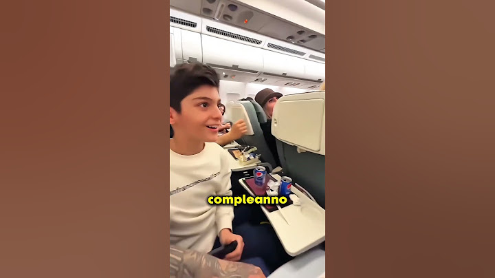 Questo ragazzo è rimasto scioccato nel vedere la sorpresa durante il volo 😱