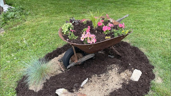 Usando carretillas para decorar el jardín