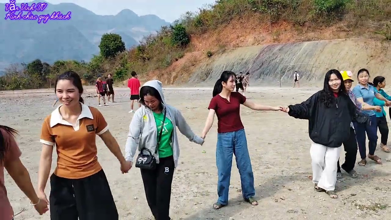 Mừng ngày tết ném còn của anh em bản khoang pha khinh 