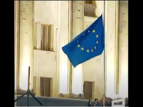 ლგბტ პრაიდის მოწინააღმდეგეებმა პარლამენტის შენობიდან ევროკავშირის დროშა ჩამოხსნეს