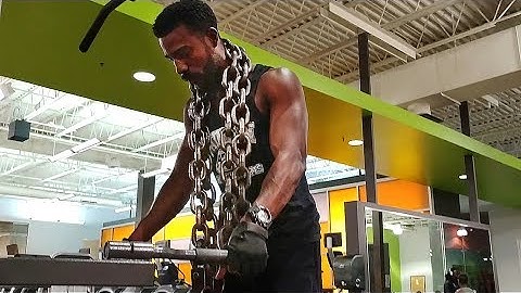 Weighted dips with 2 Chains and weighted vest