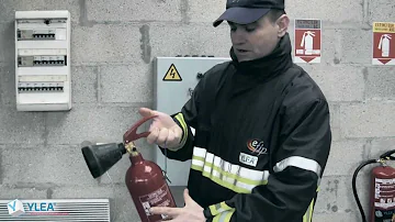 Quelle est la classe de feu qui stipule que l'on doive utiliser un extincteur d'incendie pour les feux sur les appareils électriques sous tension ?
