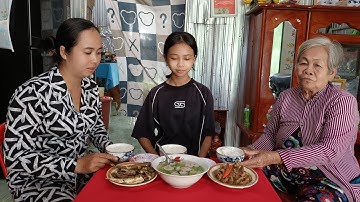 Bà cháu chuẩn bị món vịt ram rừng cùng với chả cá dảnh nấu canh cả/BCMT