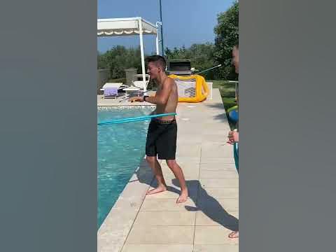 CAP È UN MAESTRO DI HULA HOOP 😱 - YouTube