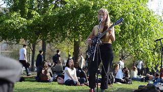 Talented street singer Alice Phoebe Lou