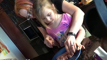 RDI autism intervention | Cutting hot dog - experience sharing, decarative language