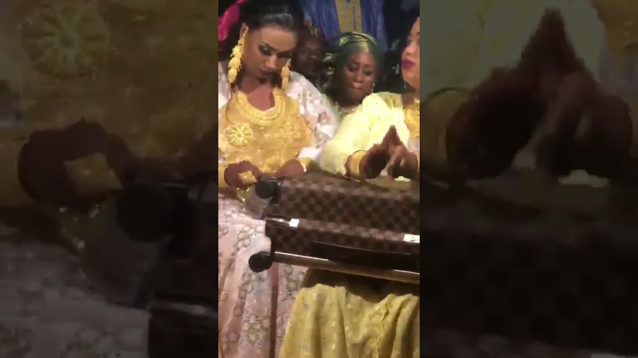 LEILA KANE DIALLO la femme de L'or distribut une valise remplie d'argent aux Griots