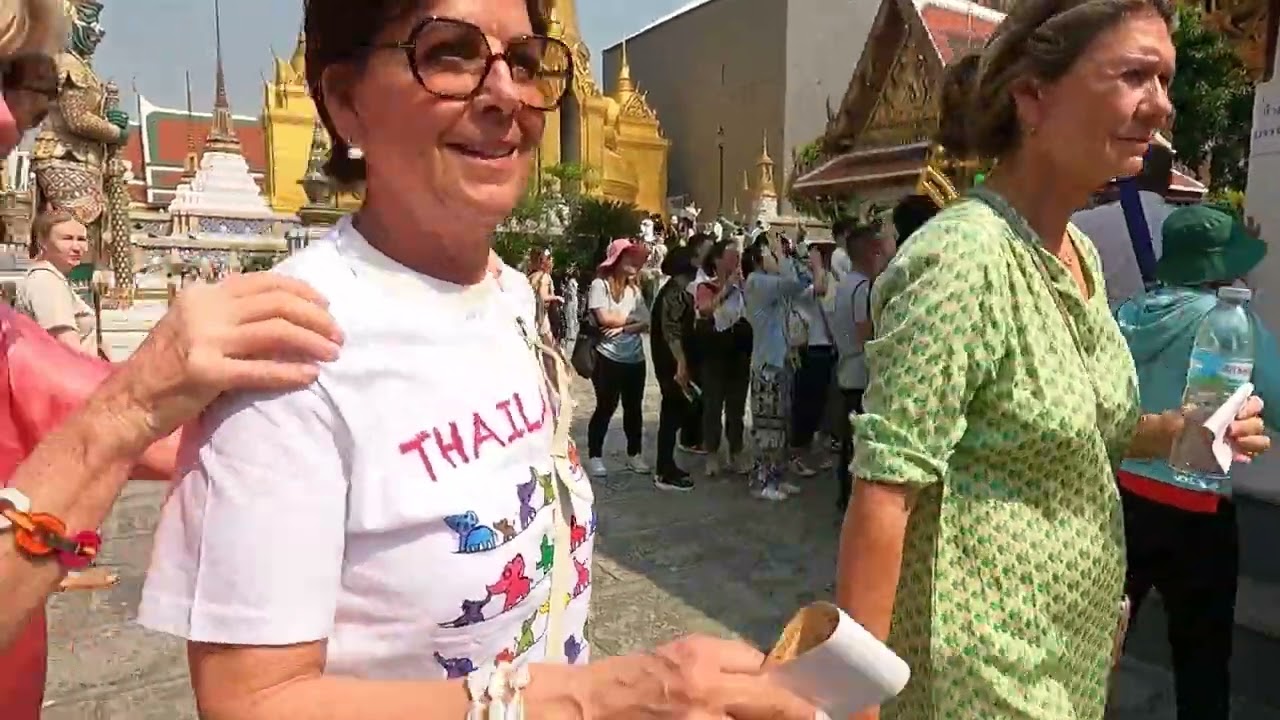 Caminando por El Gran Palacio en Bangkok, Thailandia.