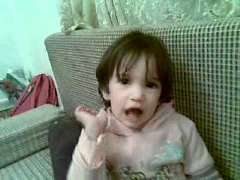 طفلة ليبية من بنغازي تغني أنا زينة
