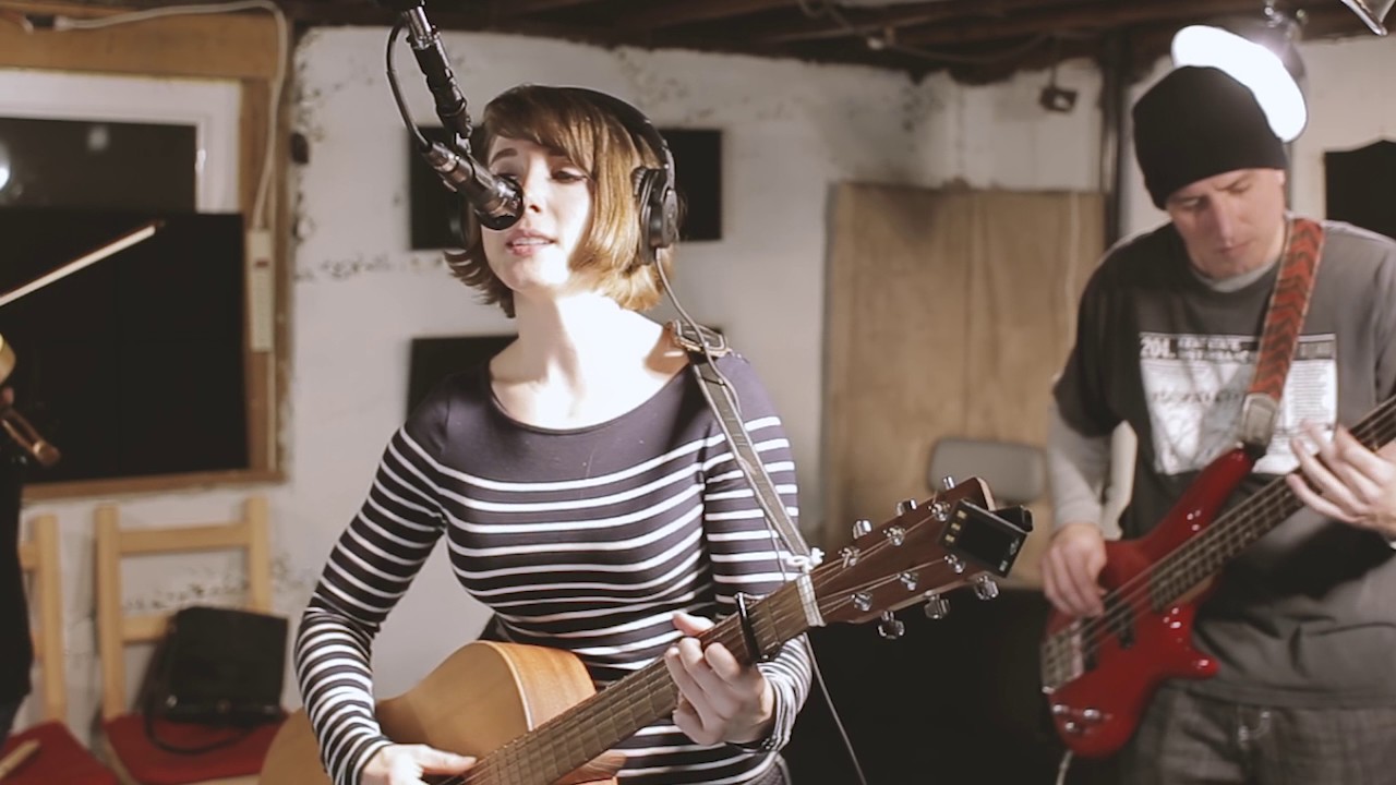 Obejrzyj Hayley Lynn and Friends - Wolf Man w YouTube Obejrzyj Hayley Lynn and Friends - Wolf Man w YouTube