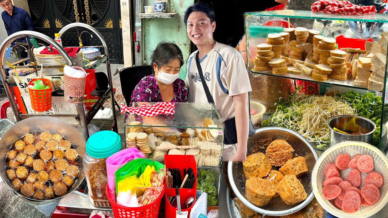 Độc lạ tiệm bánh ướt có BÁNH CỐNG NHÂN PATE của Gia Đình Người Hoa Tự Nghĩ Ra bán hết rất nhanh