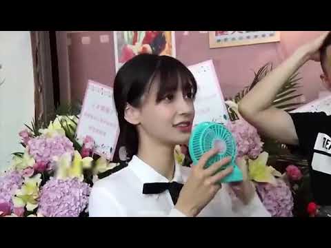 Angelababy早年罕見慶生照曝光 被兩位外國帥哥獻吻
