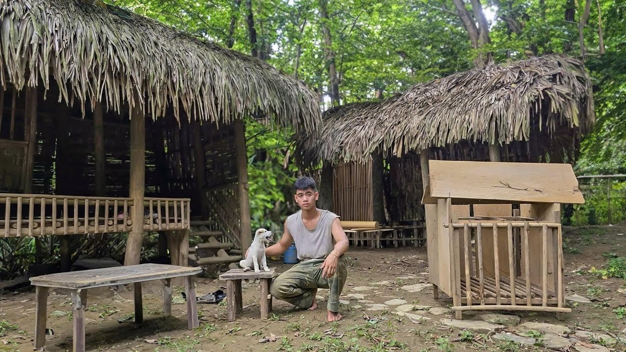 В 17 лет он строит ферму. Молодой человек строит клетки для собак и отрабатывает навыки выживания в