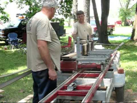 Model Keck-Gonnerman traction engine at Boonville, Indiana powers a sawmill at the July 2009 show.