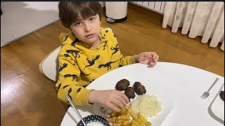 Fatih Selimin En Sevdiği Akşam Yemeğini Beraber Hazırladık.menüde Köfte Patates Pilav Var.
