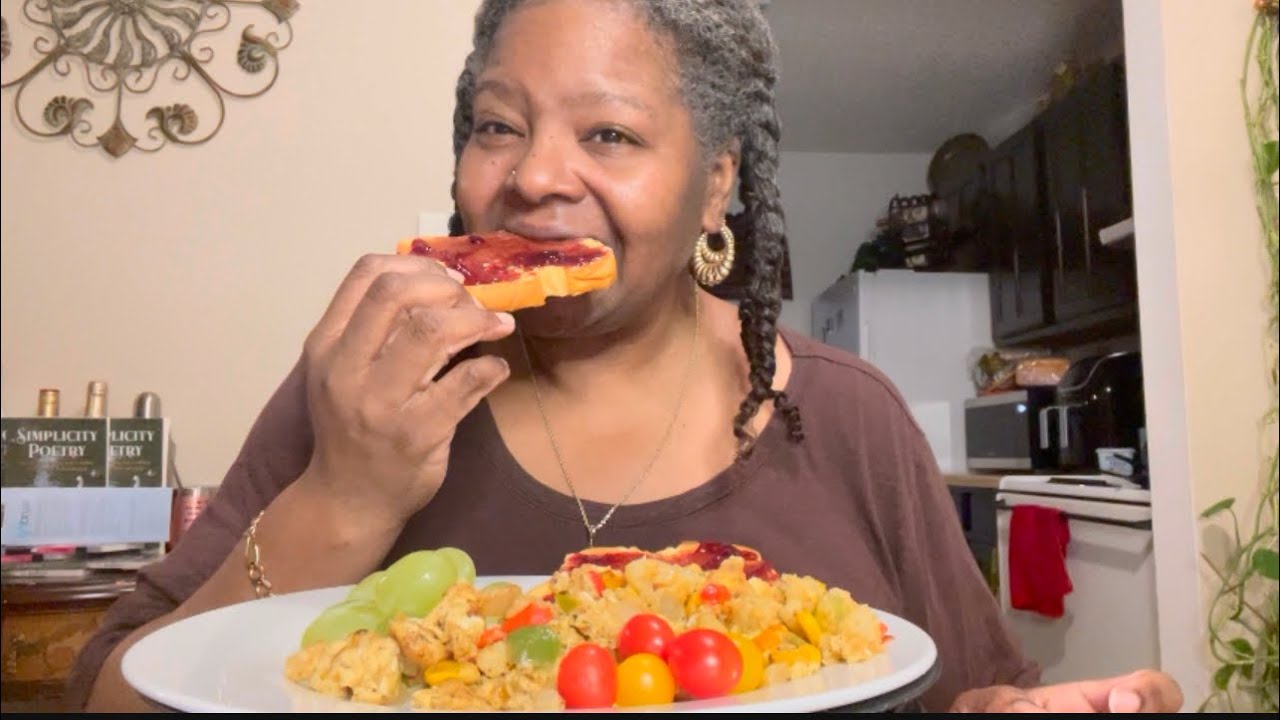 Easy breakfast with vegetable eggs, toast and grapes YouTube