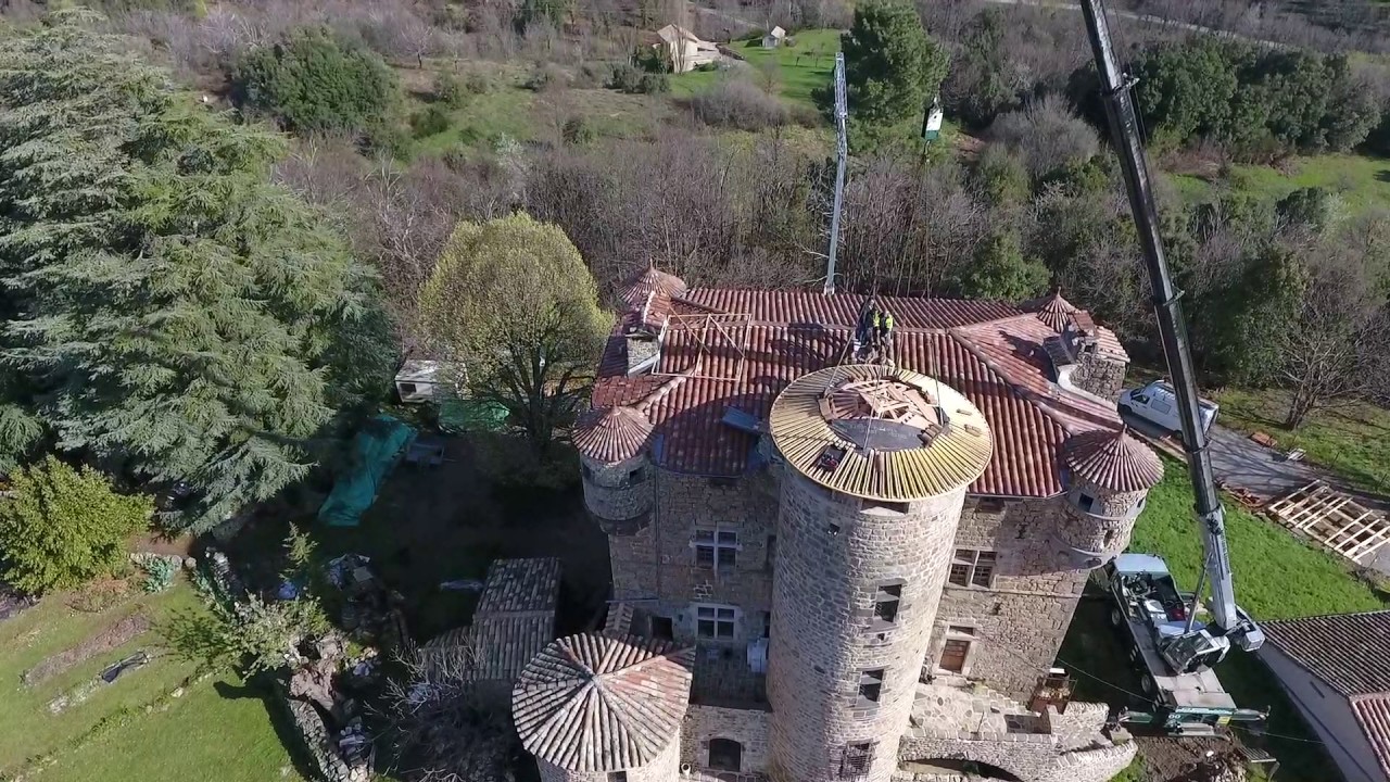Pose de la charpente de la tour principale du chateau de Hautsegur