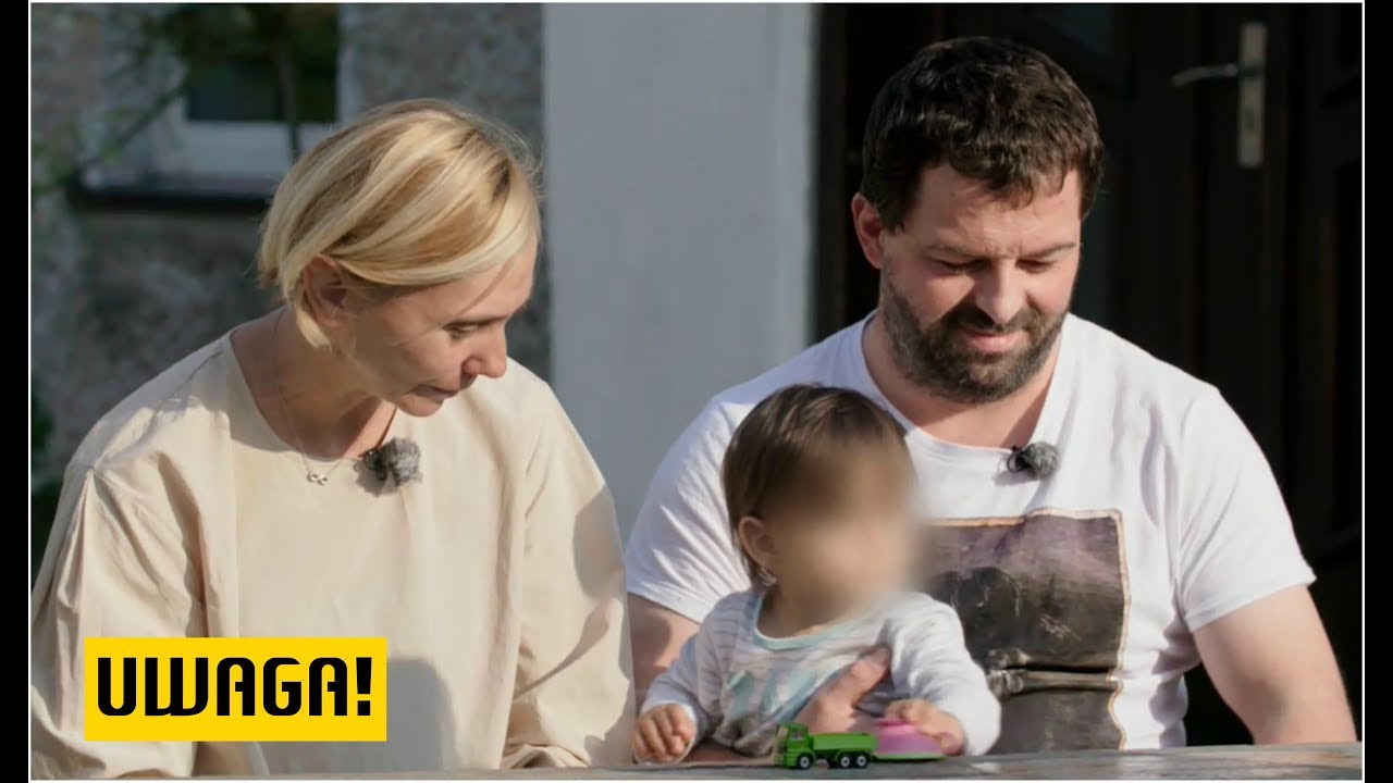 Przekazują dziecko z rąk do rąk. 