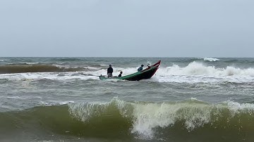 ngư dân mạo hiểm đưa thuyền vào bờ với con sóng lớn - Dân Biển