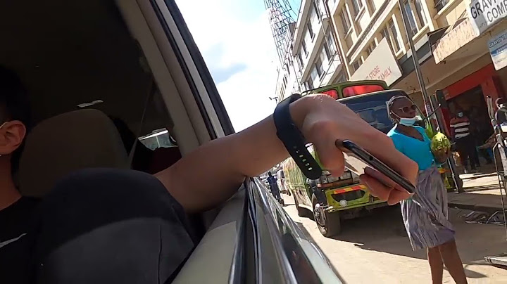 andando com celular pra fora do carro (experimento social na África)