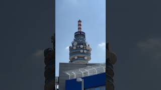 La Torre Mediaset di Cologno Monzese saluta Berlusconi: “Ciao Papà” e “Grazie Silvio”