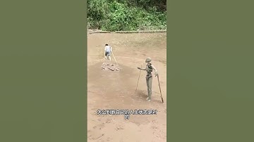 Dashan secretly filmed a robot directing humans to work   Robots in rural China