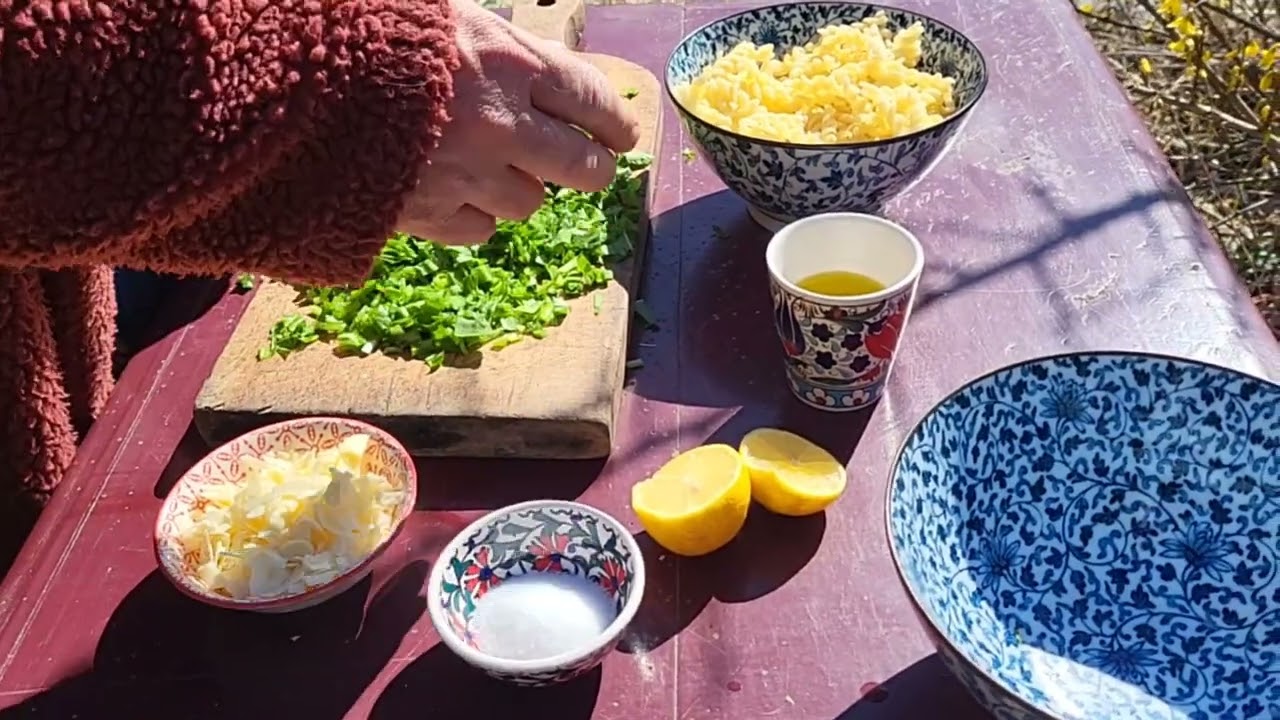 Proste i szybkie wiosenne danie z czosnku niedźwiedziego z makaronem, serem, oliwą, cytryną i solą