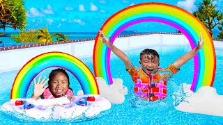 Wendy Pretend Play con JUGUETES INFLABLES FLOTADORES GIGANTES  para niños en la piscina AMIGUITOS