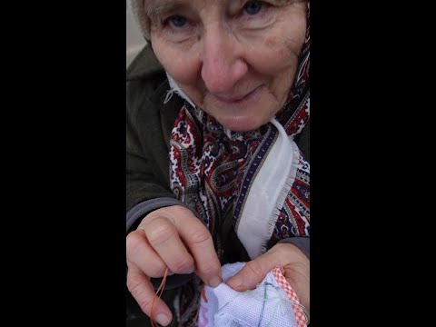 Fiera di Donnas: da 50 anni il punto a croce della signora Daniela