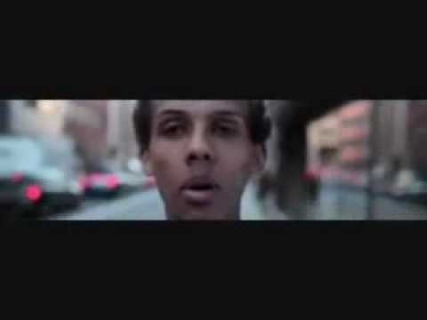 Песня алена на английском. Стромае Алена даст. Stromae Алена даст. Алена даст певец французский.