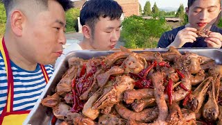 【超小厨】天气炎热小伙在农庄做鸭货吃，这厨师长直接端盆吃，一群人啃得太香了！