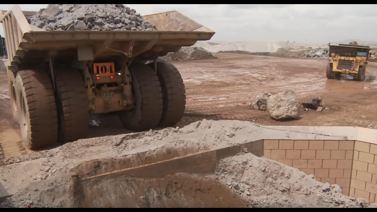 Отбойный молоток и грузовики в шахте 