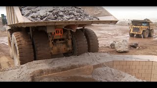 Отбойный молоток и грузовики в шахте #Caterpillar #dumptruck #Crusher