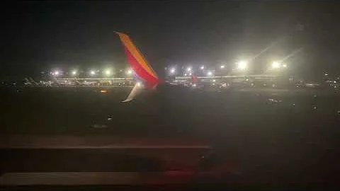 Southwest Airlines Boeing 737-800 landing in Houston (Hobby) at night (HOU)