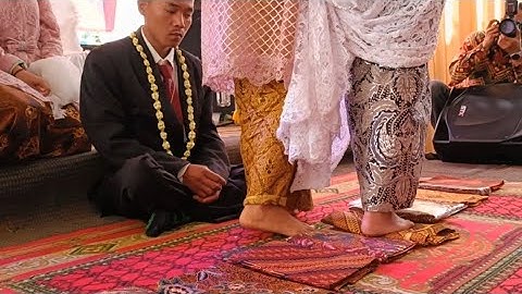 Injak 7 Sarung Pernikahan Unik Di Kampung Simpen Garut