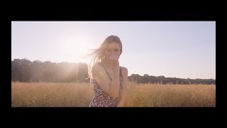 Video voorbeeld van "Je me souviens de tout - SARA'H feat. ANNALISA ( Clip Officiel )"