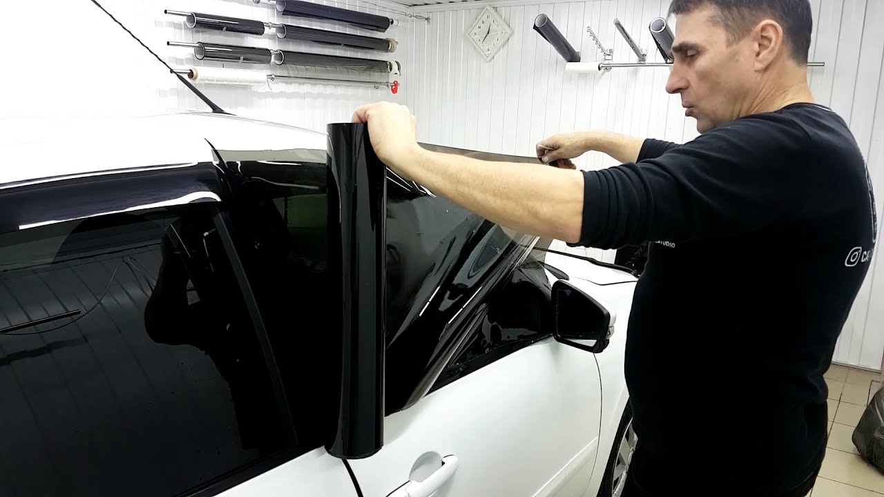 тонирование автостекол. затонировать стекла автомобиля своими руками. тонировщик автомобилей. приспособы для тонировки. тонировка заднего стекла.