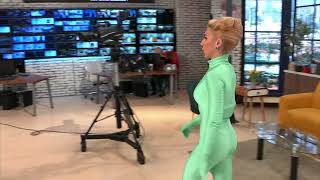 Stan Twitter: Lady Gaga walking in with a greenscreen suit on