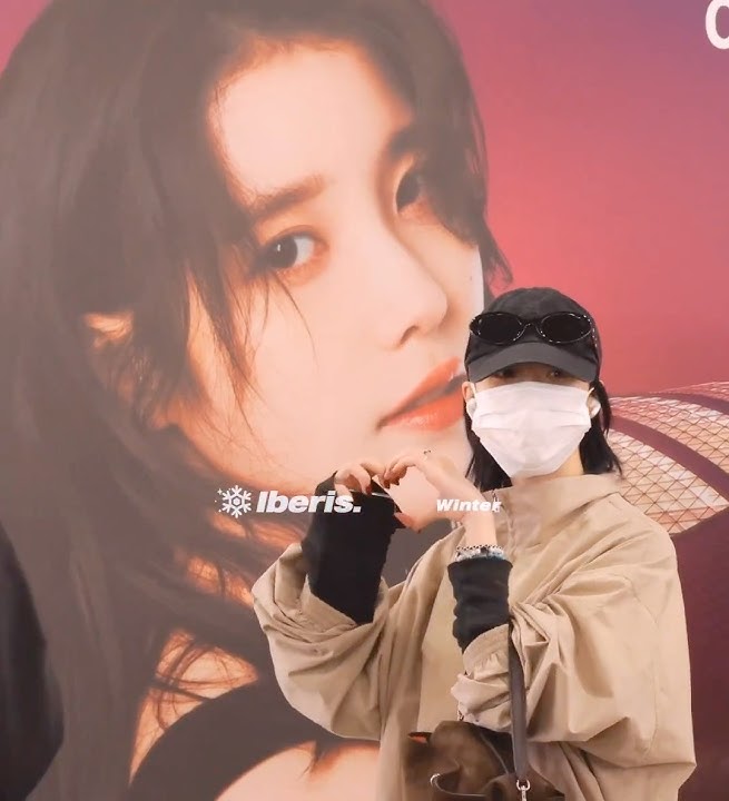 Winter aespa taking photo with IU poster at the airport today 🫶🏻 #iu #winter #aespa