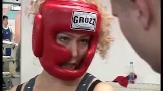 Феминистка в нокауте. Бой женщины против мужчины боксера.  Феминистки атакуют.\